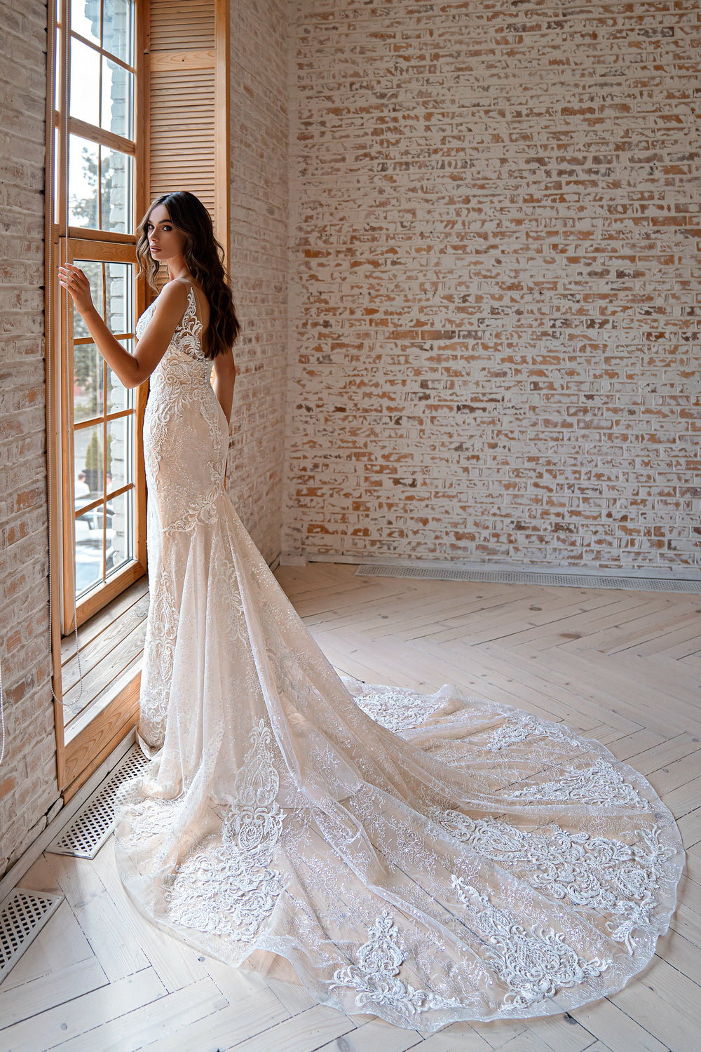 Elegant Wedding Dress with Mermaid Silhouette, V-Neck Corset, Beaded Guipure Embroidery, and Long Luxurious Train