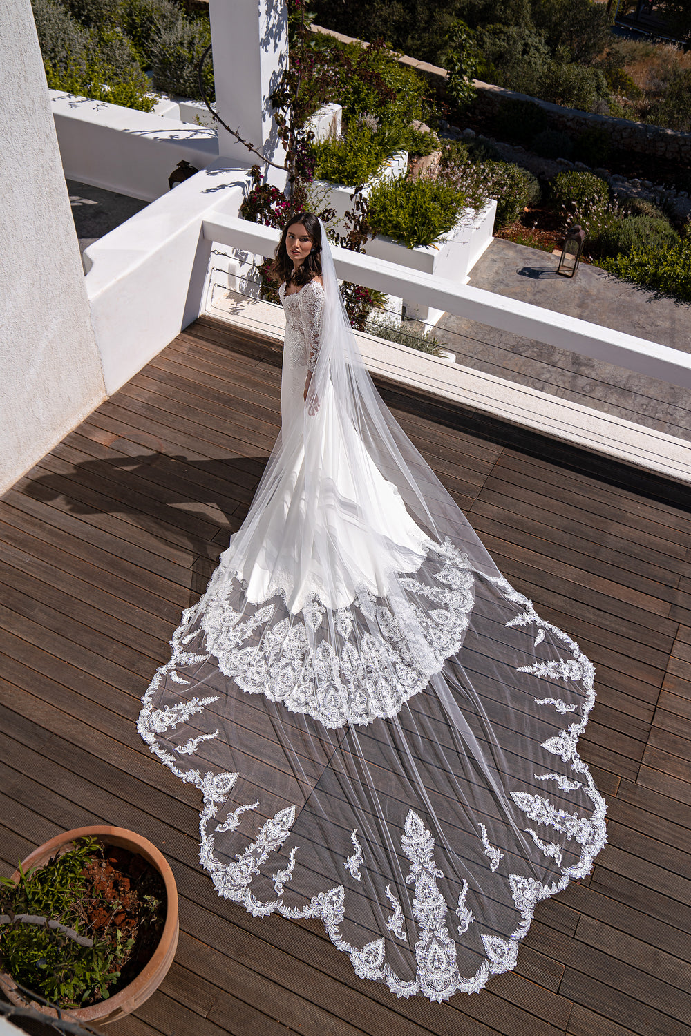Flower-Shaped Long Veil Bundle 4.1x3.0m with Guipure Embroidered with Beads, Sequins and Pearls, Loops for Attaching to Hairdo