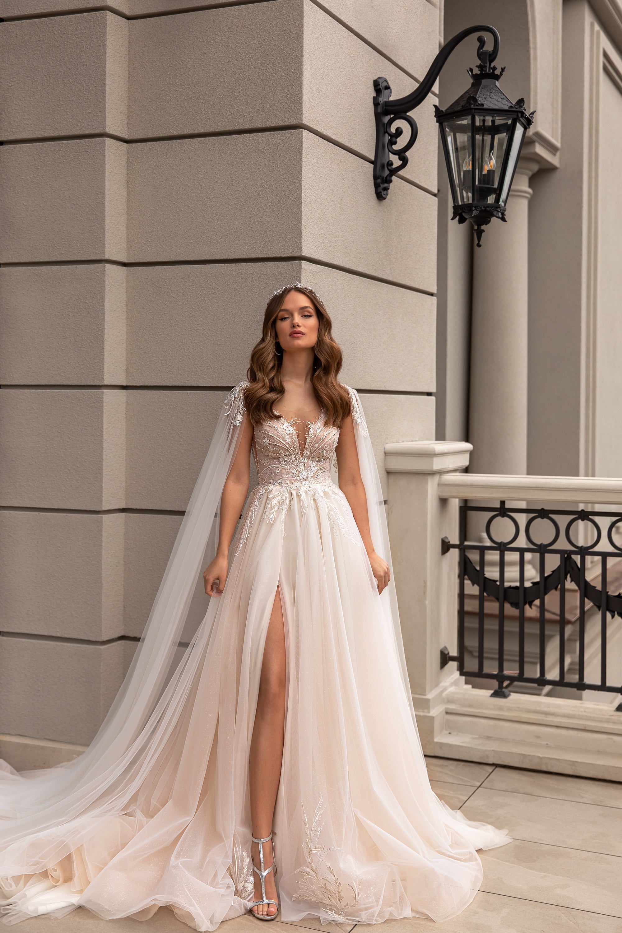 Elegant Wedding Dress with V-Neck, Slit Tulle Skirt, and Removable Sleeves