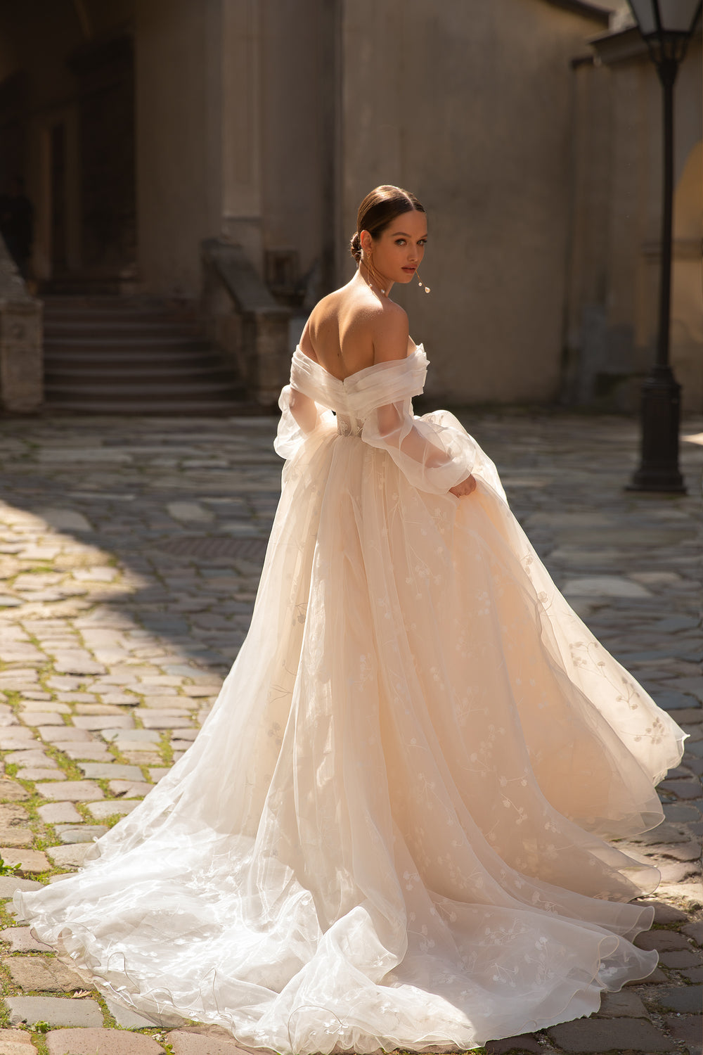 Light Tulle Sweetheart Off-Shoulder Ball Gown Bridal Dress