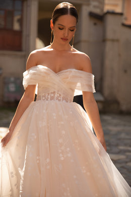 Light Tulle Sweetheart Off-Shoulder Ball Gown Bridal Dress