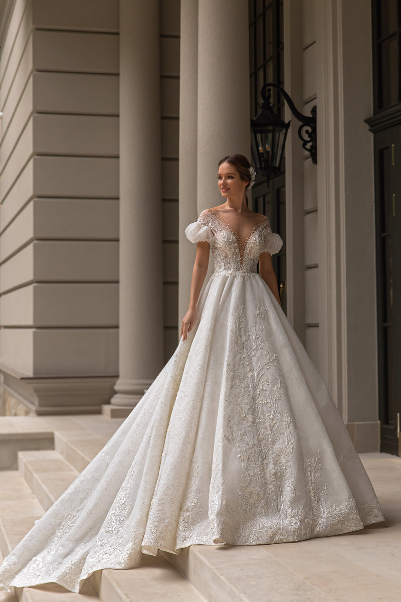 Sparkling Whole Lace Short Sleeve Deep V-Neck Wedding Gown for Royal Ball